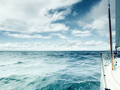 Side of a boat with the sea